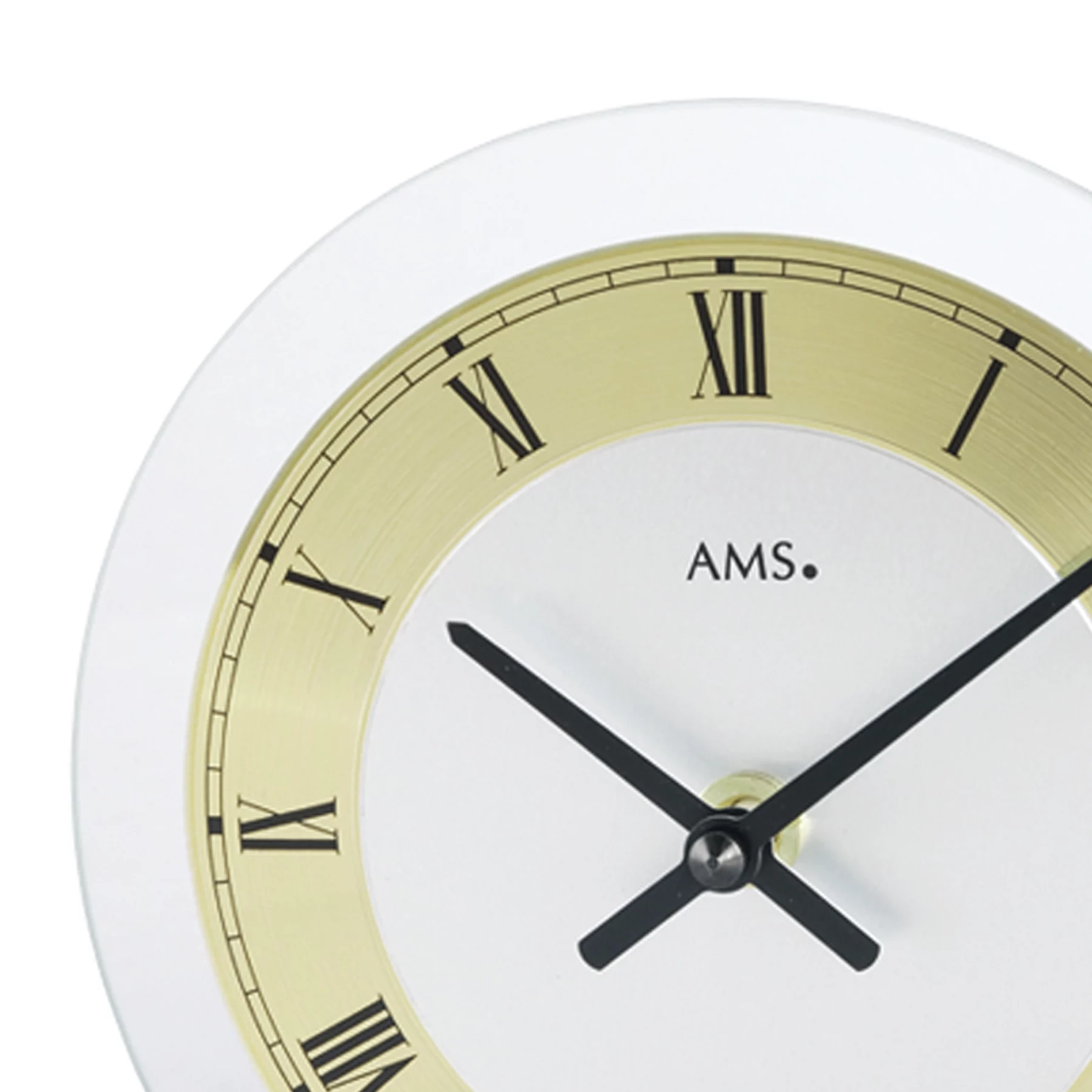 Analoge Wanduhr mit römischen Ziffern und goldenen Akzenten