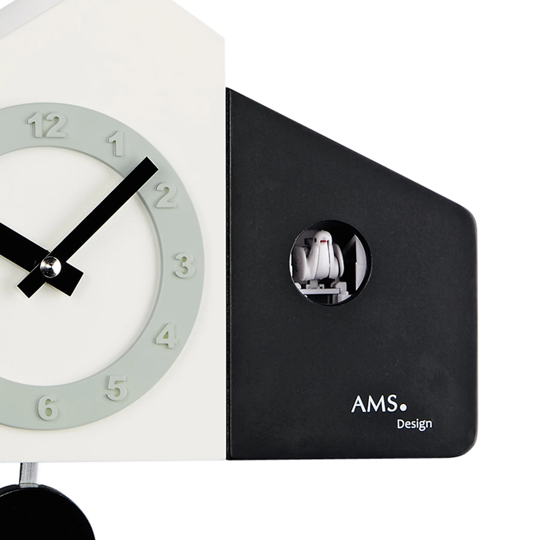 Moderne Kuckucksuhr mit schwarz-weißem Design und sichtbarem Kuckuck