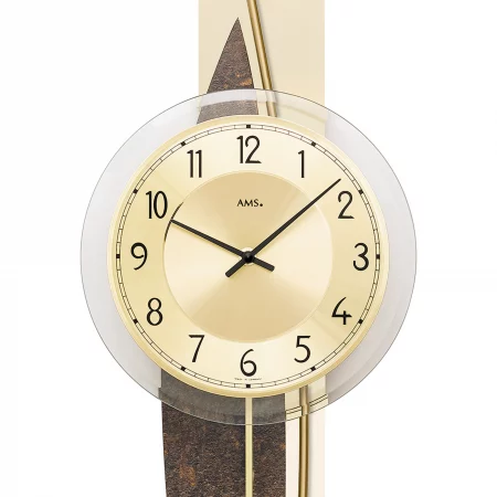 Moderne Pendeluhr mit goldfarbenem Zifferblatt und klaren Linien