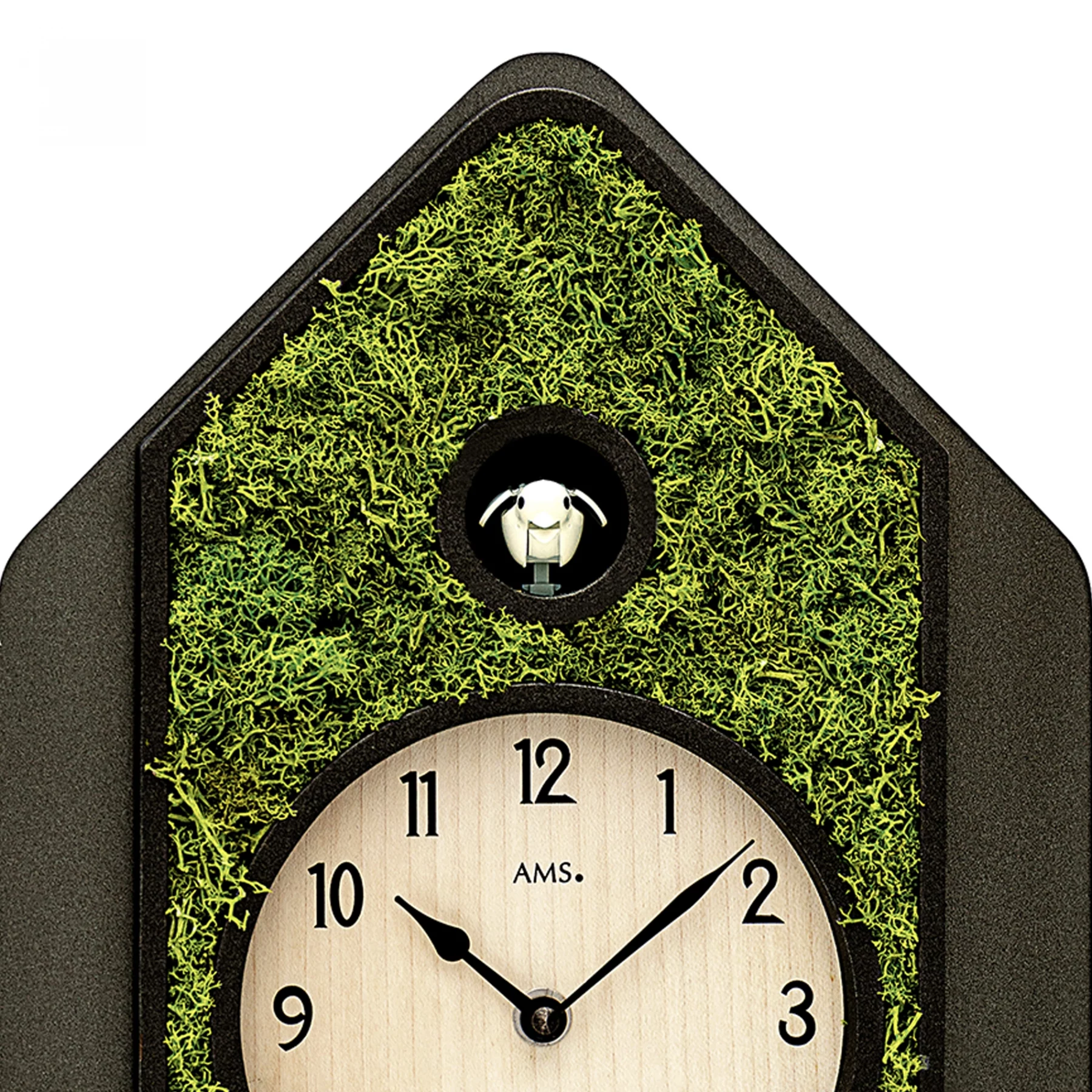 Kuckucksuhr mit Moosverzierung und Holzzifferblatt