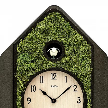 Kuckucksuhr mit Moosverzierung und Holzzifferblatt