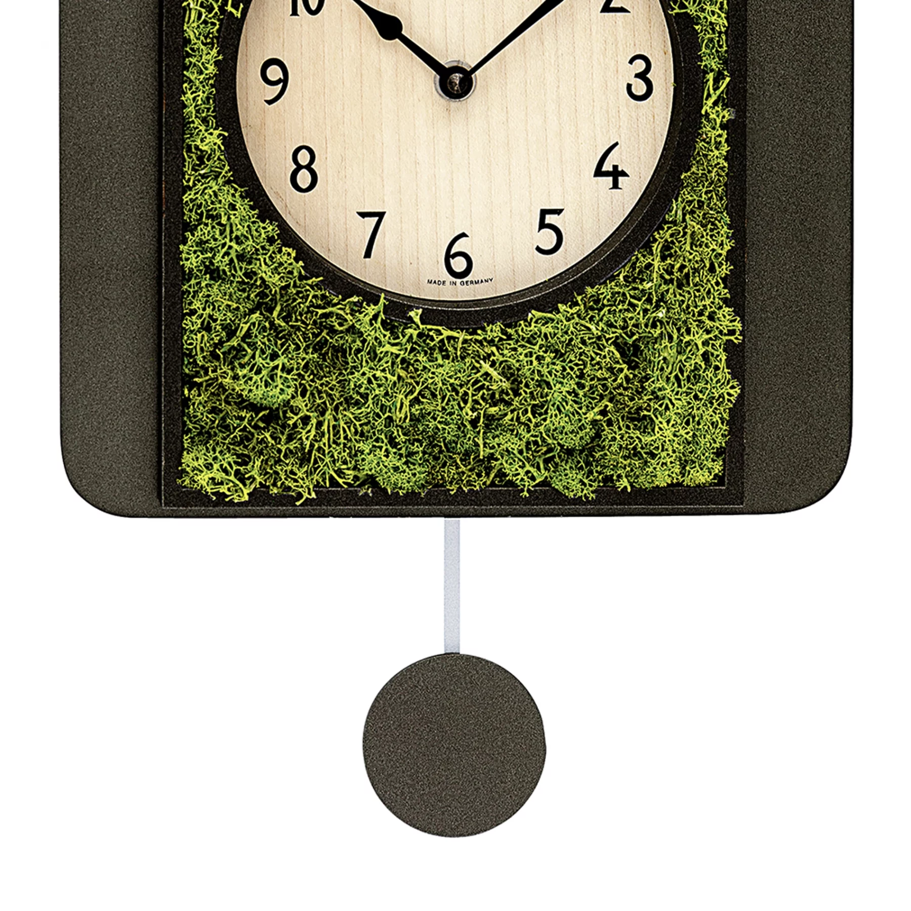 Moderne Pendeluhr mit Moosdekoration, minimalistisches Design