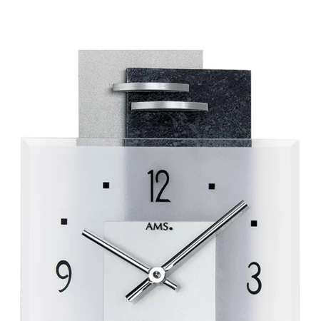 Moderne Wanduhr mit minimalistischen Design und Metallakzenten