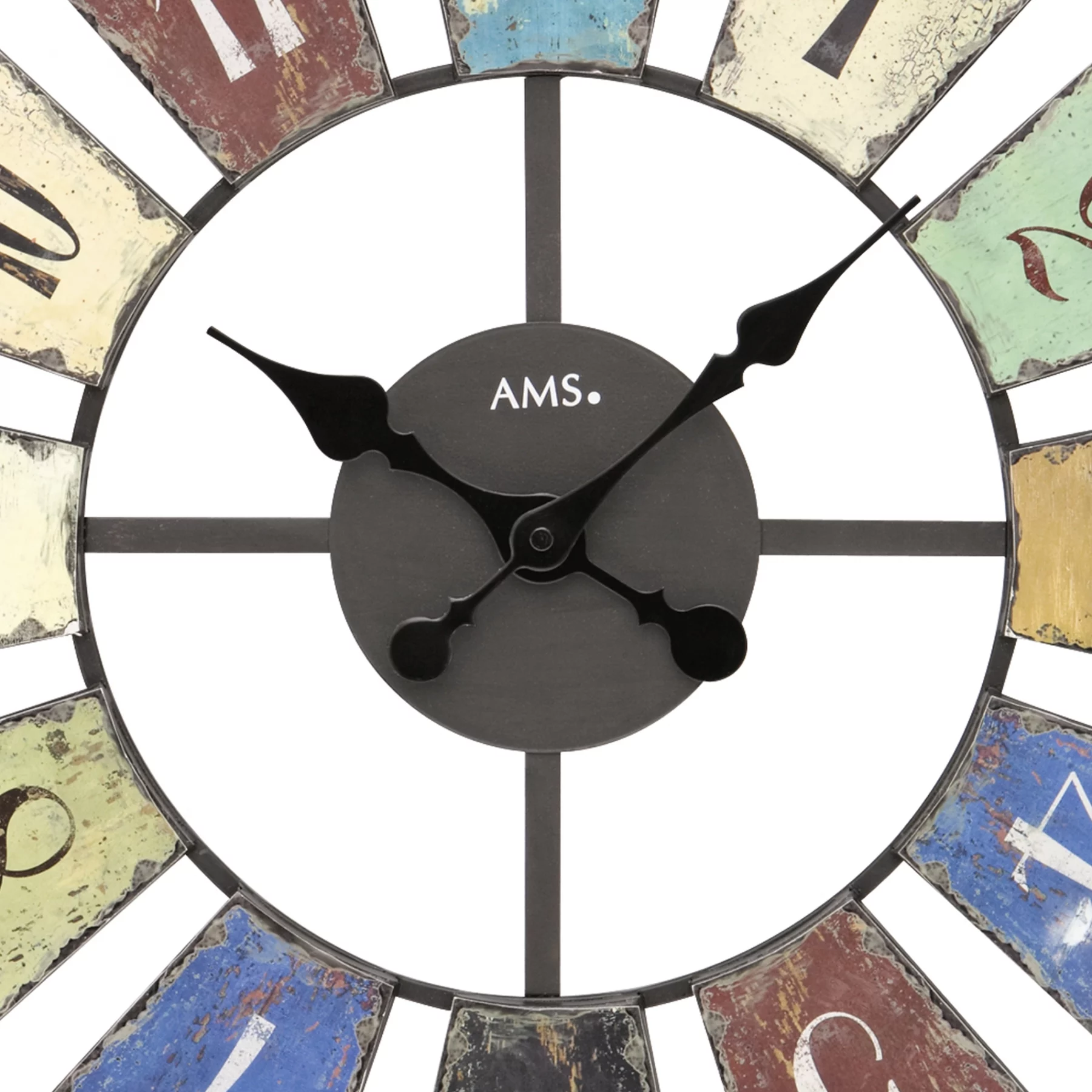 Bunte Vintage-Wanduhr mit römischen Zahlen und stilvollen Zeigern