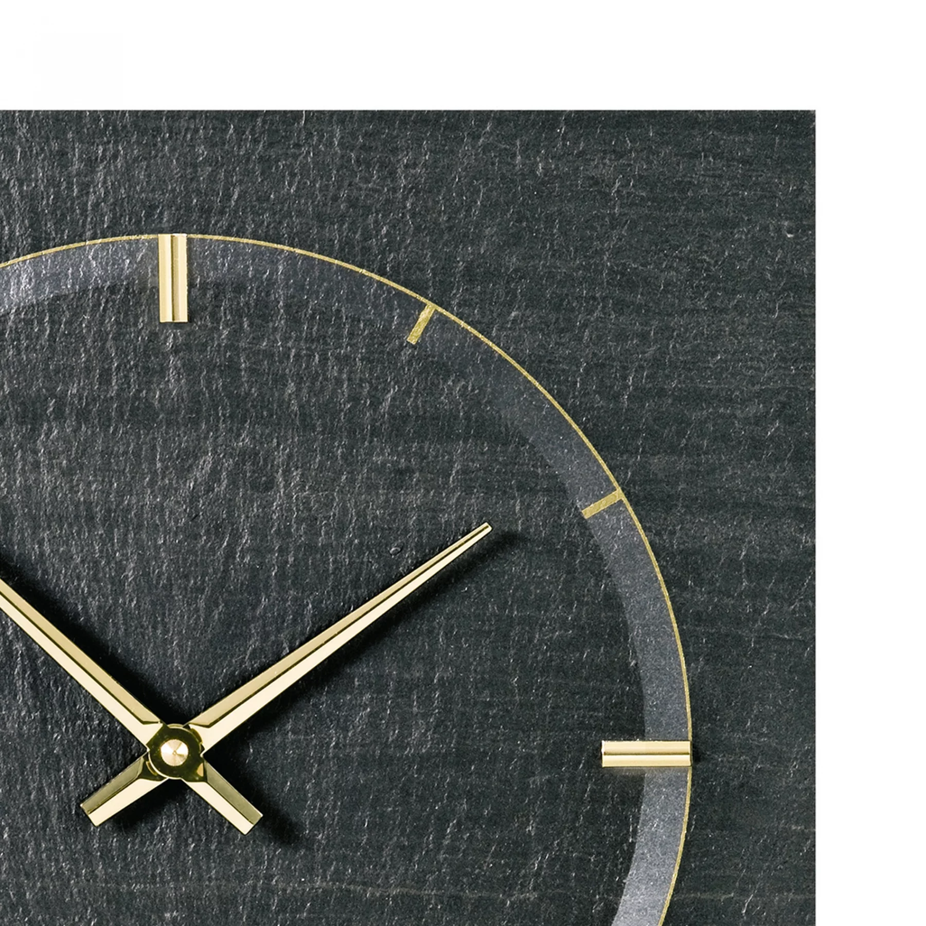 Nahaufnahme einer modernen Wanduhr mit goldenen Zeigern vor grauem Hintergrund