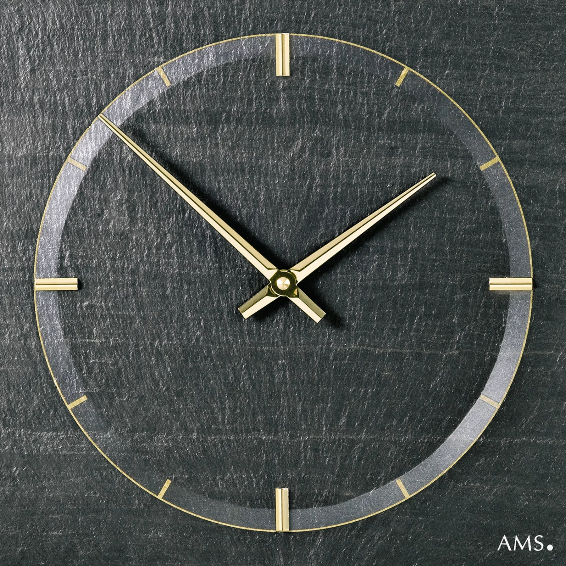 Moderne Wanduhr mit minimalistischen goldenen Zeigern auf grauem Hintergrund