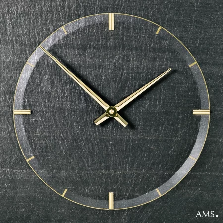 Moderne Wanduhr mit minimalistischen goldenen Zeigern auf grauem Hintergrund
