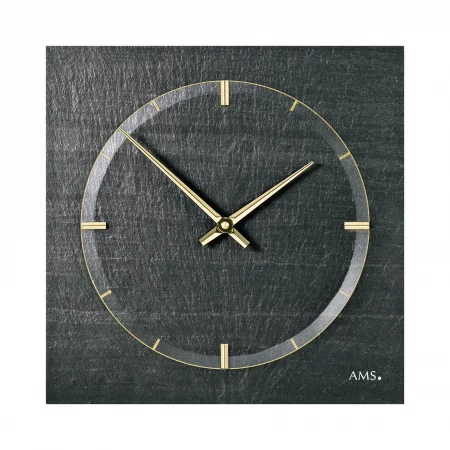 Moderne Wanduhr mit goldenem Zeiger auf schwarzem Hintergrund