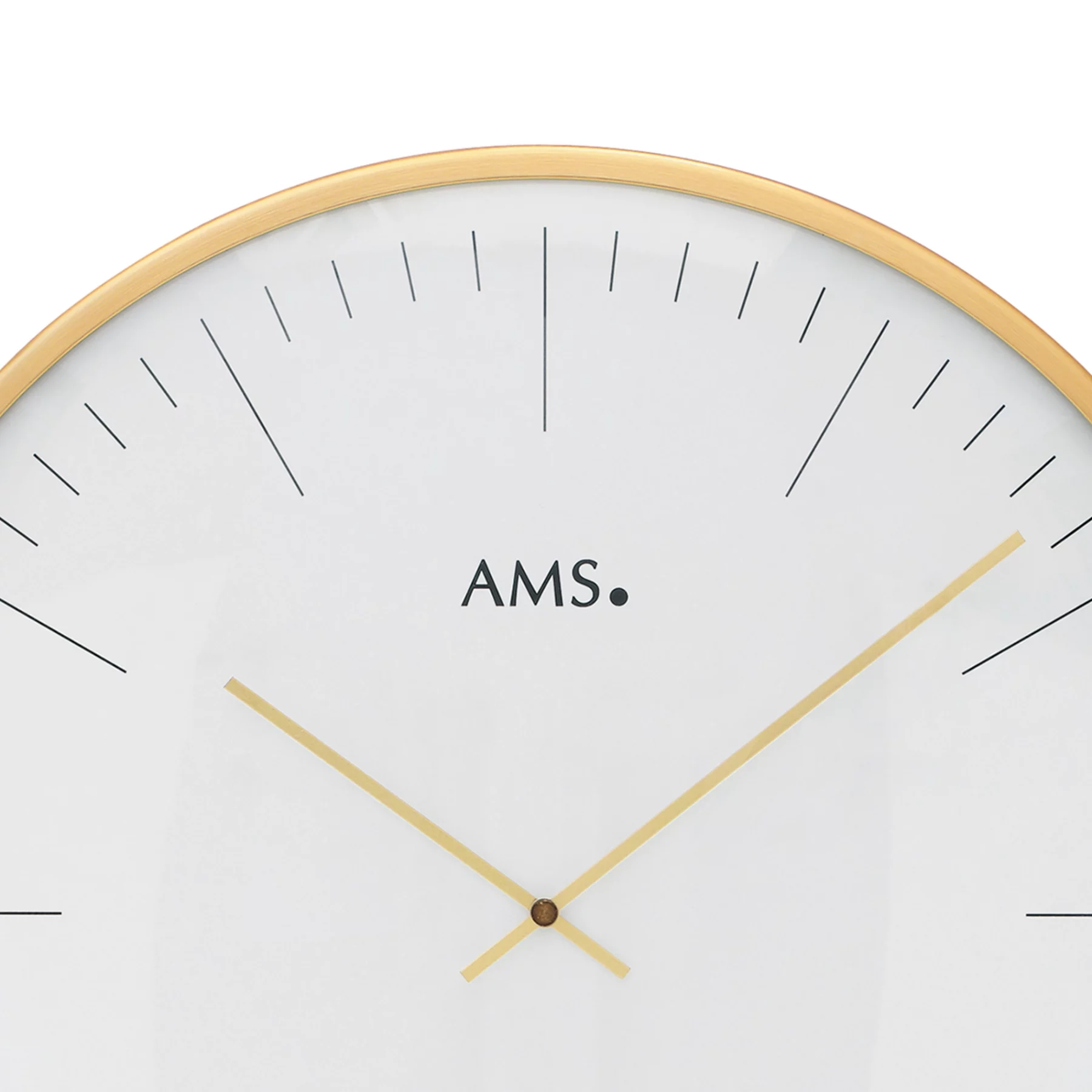 Moderne Wanduhr mit goldenen Zeigern und AMS Logo