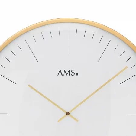 Moderne Wanduhr mit goldenen Zeigern und AMS Logo
