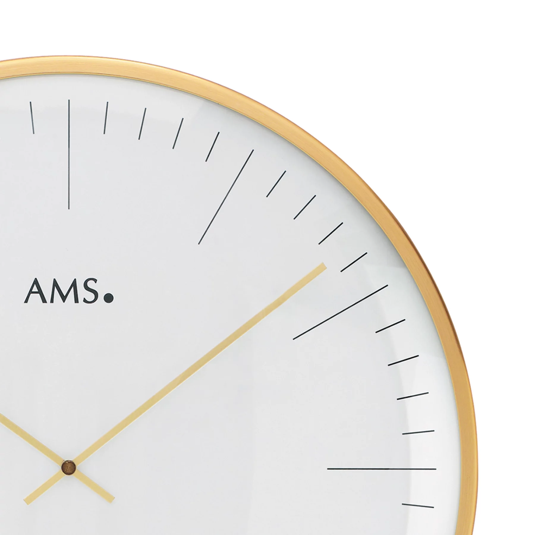 Minimalistische analoge Uhr mit goldenen Akzenten und AMS-Logo