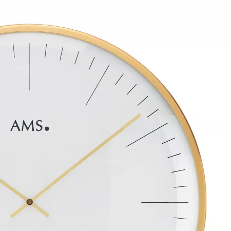 Minimalistische analoge Uhr mit goldenen Akzenten und AMS-Logo