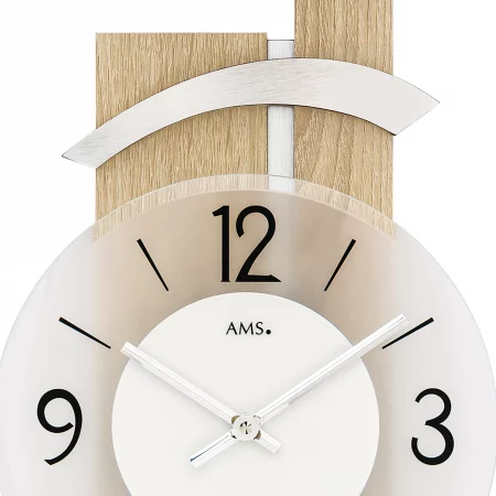 Moderne Wanduhr mit Holz- und Metallakzenten, minimalistisches Design