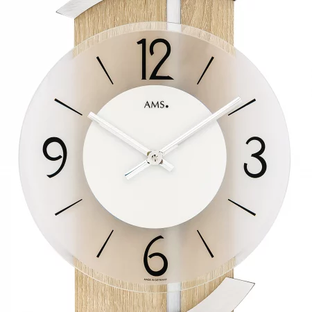 Moderne Holzwanduhr mit transparentem Zifferblatt und schwarzen Zahlen
