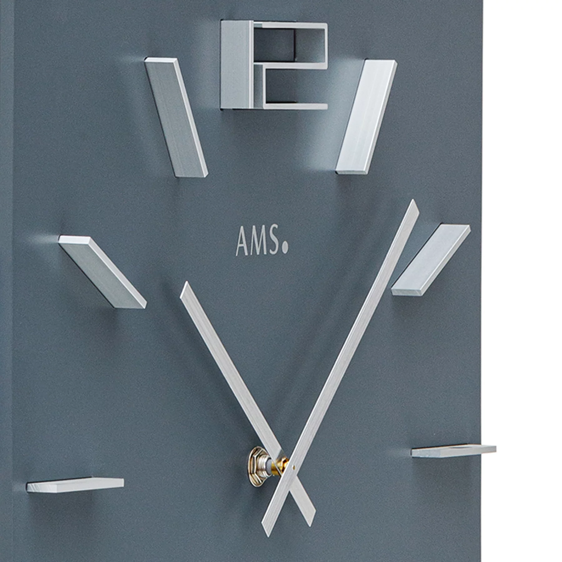 Moderne Wanduhr mit silbernen Zeigern und asymmetrischen Zahlen