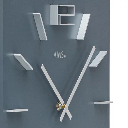 Moderne Wanduhr mit silbernen Zeigern und asymmetrischen Zahlen