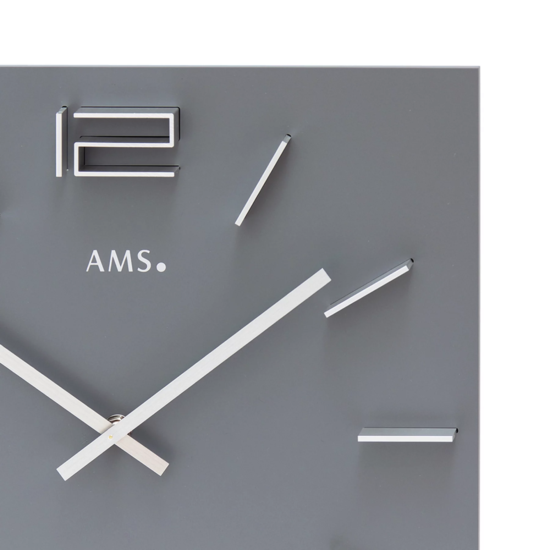 Graue Wanduhr mit minimalistischen 3D-Ziffern