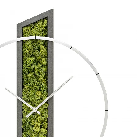 Moderne Uhr mit Moosdekor und minimalistischem Design