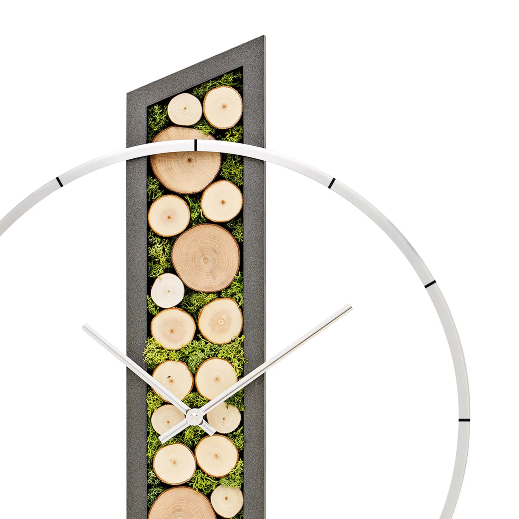 Moderne Wanduhr mit Holzscheiben und Moosdesign