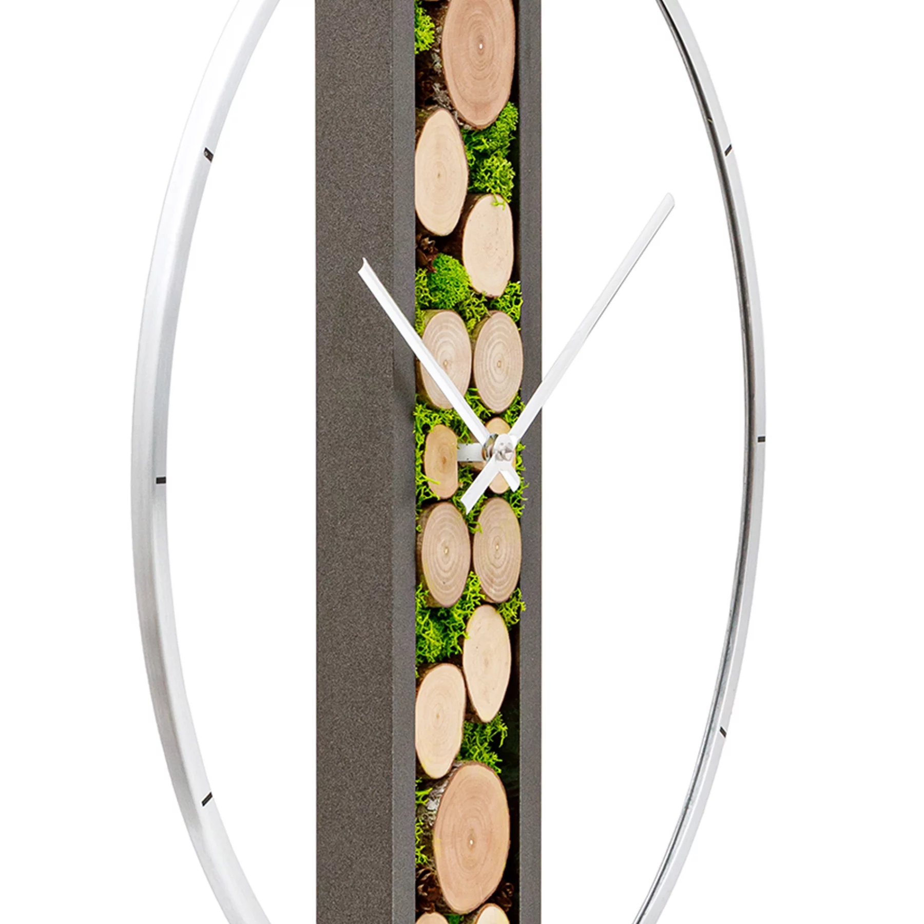 Moderne Wanduhr mit Holzscheiben und Moosakzenten