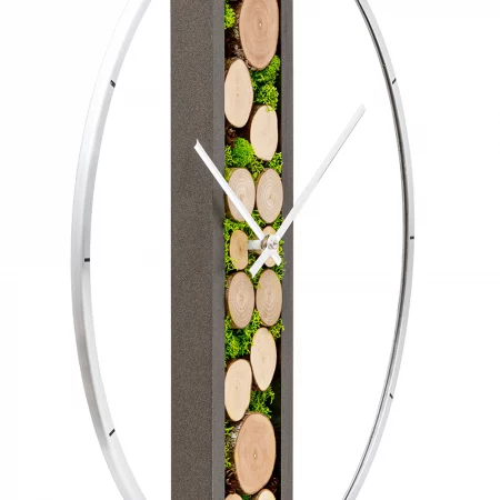 Moderne Wanduhr mit Holzscheiben und Moosakzenten