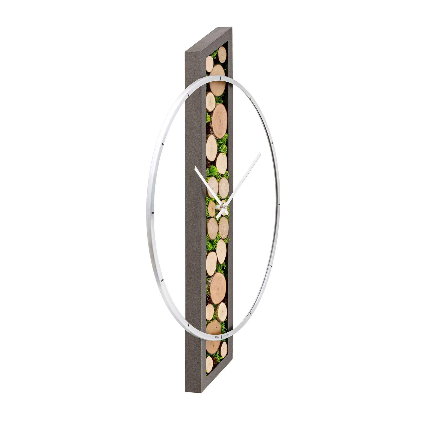 Moderne Wanduhr mit Holzscheiben und Moos