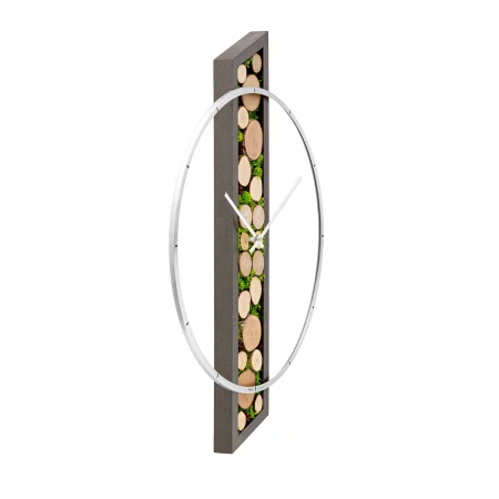 Moderne Wanduhr mit Holzscheiben und Moos