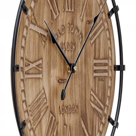 Rustikale Holzwanduhr mit römischen Ziffern und Metallzeigern