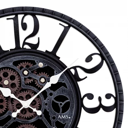 Nahaufnahme einer dekorativen Skelettwanduhr mit Zahnrädern und großen Ziffern