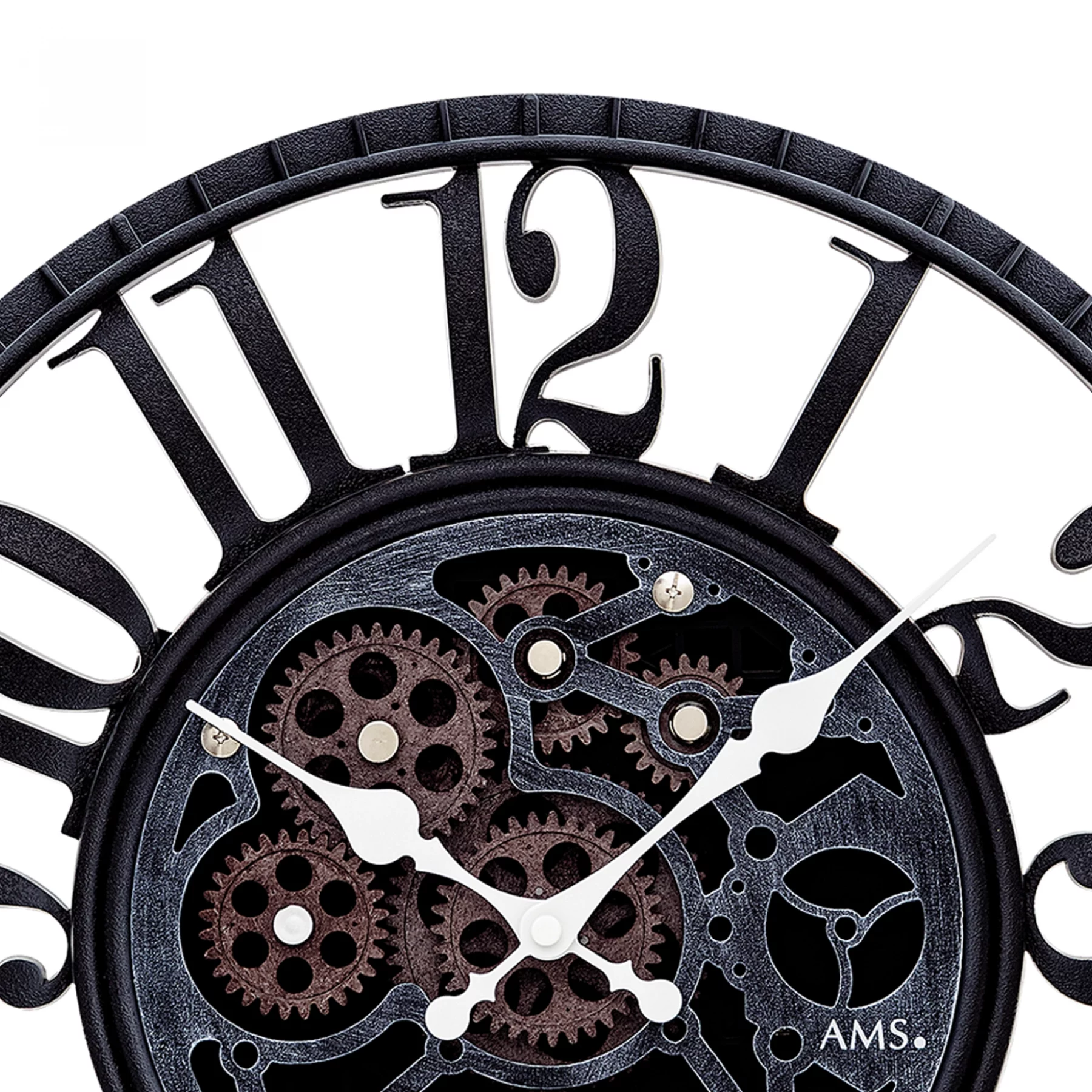 Moderne Wanduhr mit sichtbaren Zahnrädern und römischen Ziffern