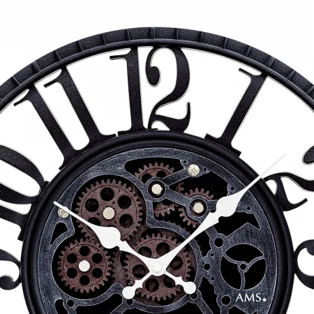 Moderne Wanduhr mit sichtbaren Zahnrädern und römischen Ziffern