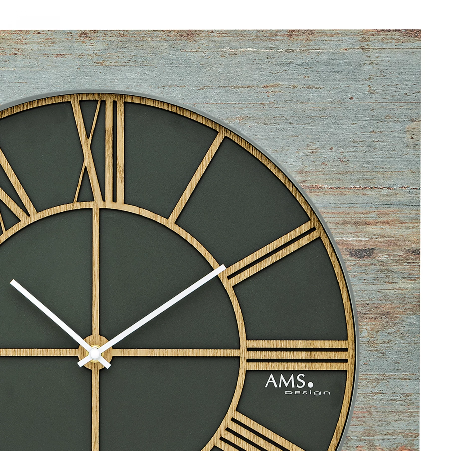Holzwanduhr mit römischen Ziffern und AMS Design
