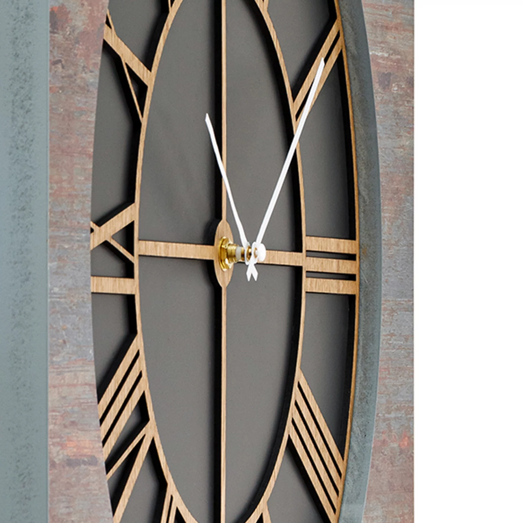 Nahaufnahme Wanduhr mit römischen Zahlen und goldenen Zeigern