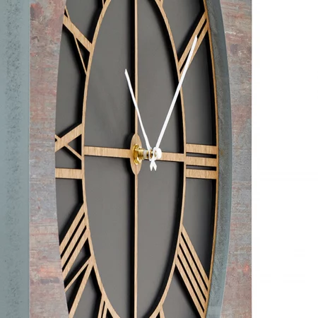 Nahaufnahme Wanduhr mit römischen Zahlen und goldenen Zeigern