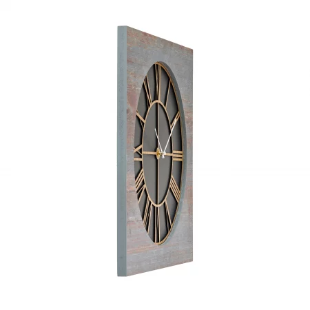 Wanduhr mit römischen Ziffern und Holzrahmen