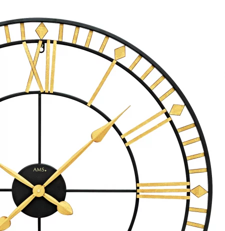 Goldene Wanduhr mit römischen Ziffern und schwarzem Zifferblatt