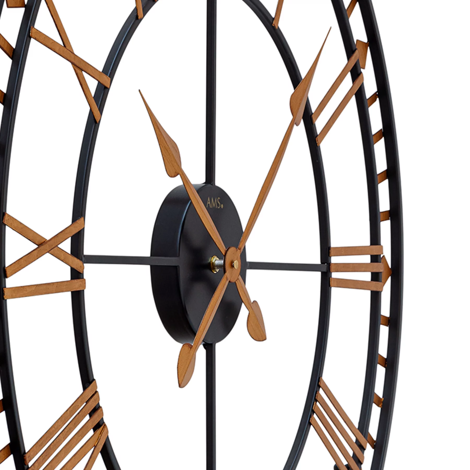 Moderne Wanduhr im Industriestil mit römischen Ziffern