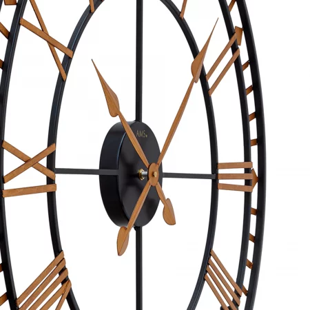 Moderne Wanduhr im Industriestil mit römischen Ziffern