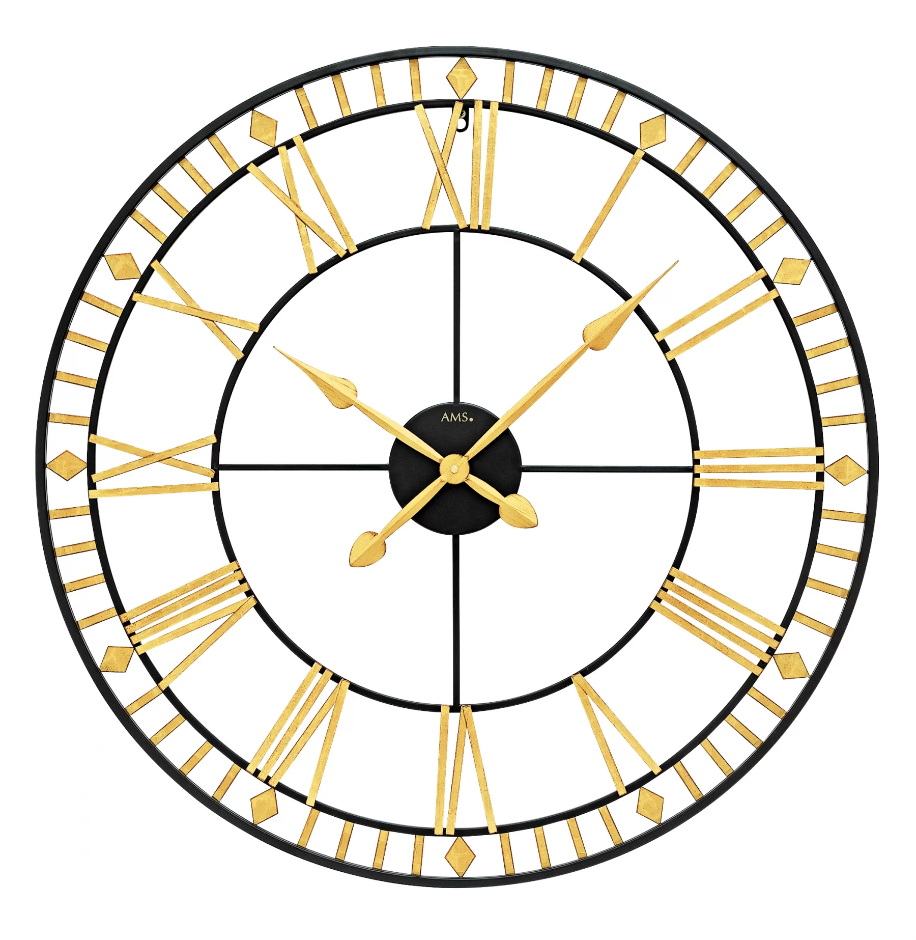Große runde Wanduhr mit römischen Zahlen und Metallzeigern in Schwarz und Gold