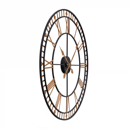 Wanduhr mit römischen Ziffern und Metallrahmen