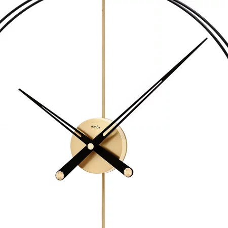 Moderne Wanduhr mit goldenen und schwarzen Elementen