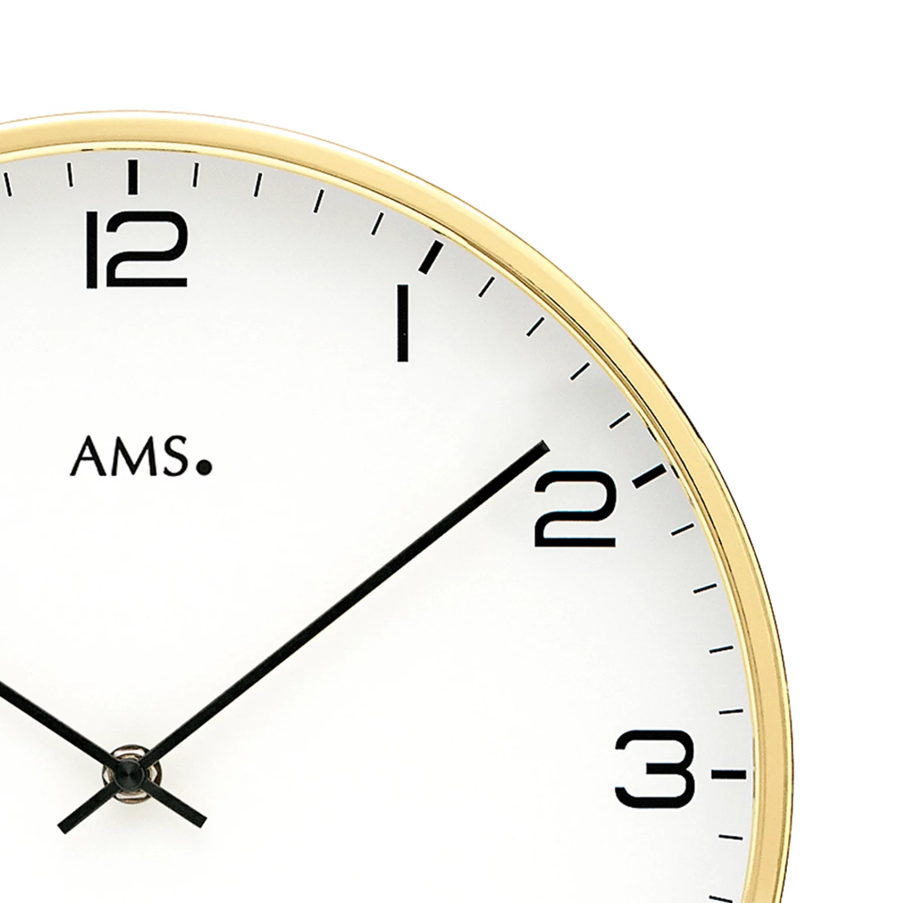 Nahaufnahme einer goldenen analogen Uhr mit minimalistischem Design