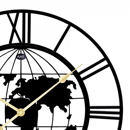 Schwarze Wanduhr mit Weltkarte und römischen Ziffern