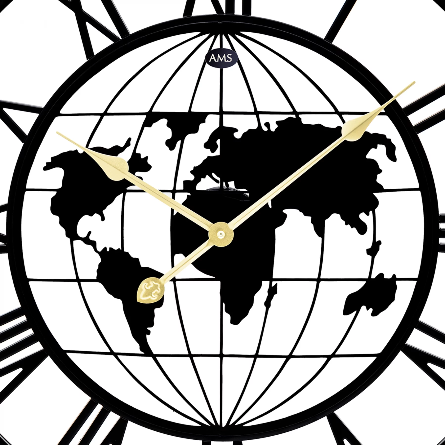 Wanduhr mit Weltkartenmotiv und goldenen Zeigern