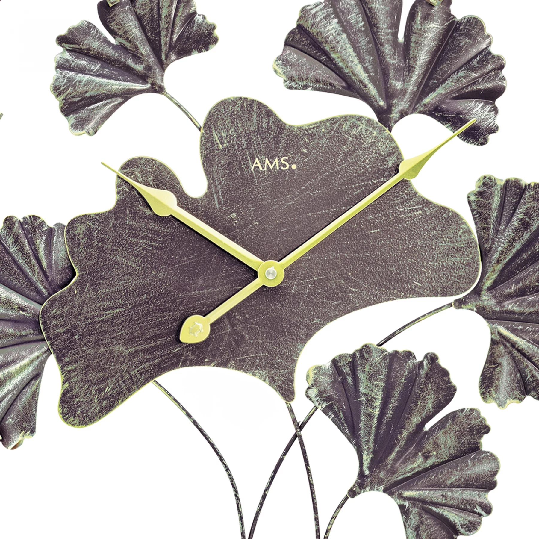 Detailansicht einer dekorativen Uhr mit Blattdesign