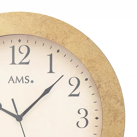 Vintage Wanduhr mit goldfarbenem Rahmen und römischen Ziffern