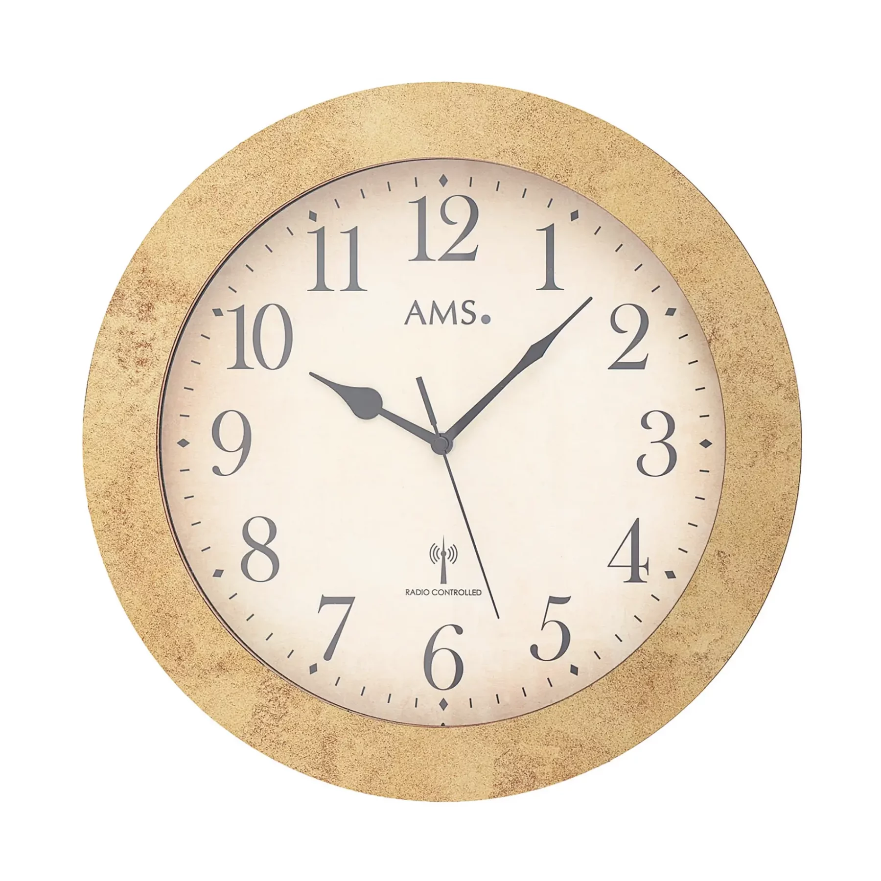 Runde Wanduhr mit goldfarbenem Rand und schwarzen Zeigern