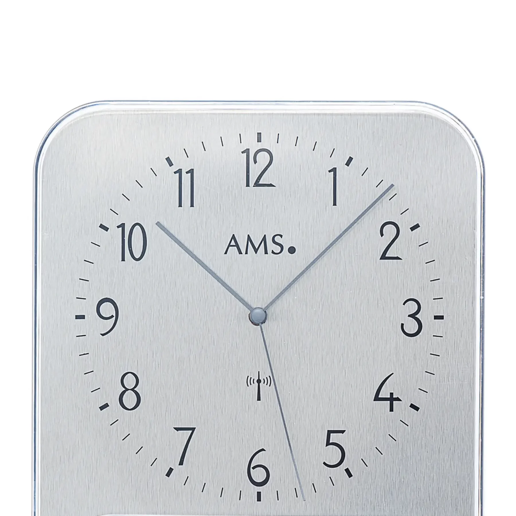 Silberfarbene analoge Wanduhr mit schwarzen Ziffern auf weißem Zifferblatt