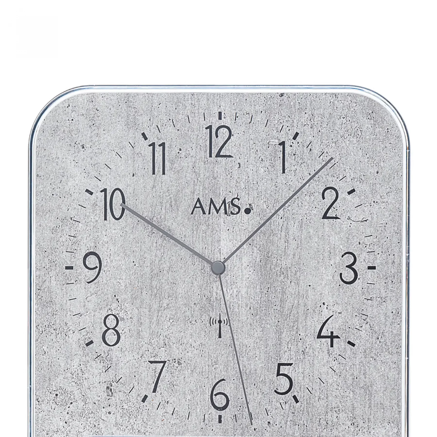 Moderne Wanduhr mit betongrauer Oberfläche und schwarzen Ziffern