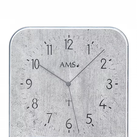 Moderne Wanduhr mit betongrauer Oberfläche und schwarzen Ziffern